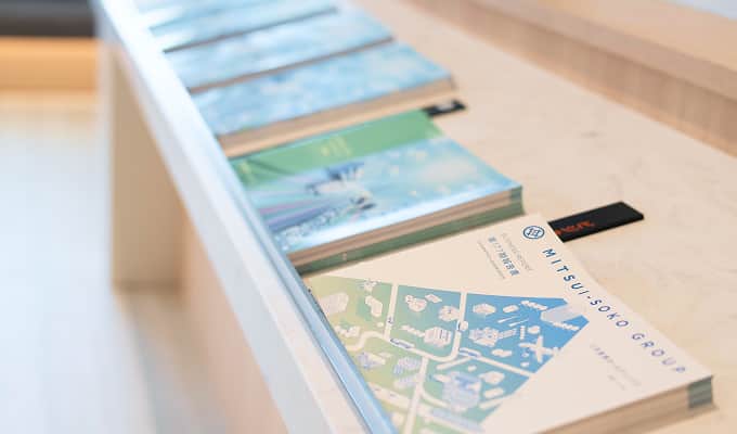 横に流れる画像 8